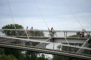 Les cyclistes du Tour Eucor Lite traverseront le  Rhin sur la passerelle des Deux Rives, samedi 4  septembre. Un franchissement plus que  symbolique à l'heure de la (relative) réouverture  des frontières.