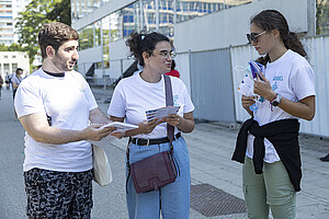 Lila Sonzogni entourée de ses collègues étudiants  boussoles Arman Martirosyan et Milene  Stavencovic. 